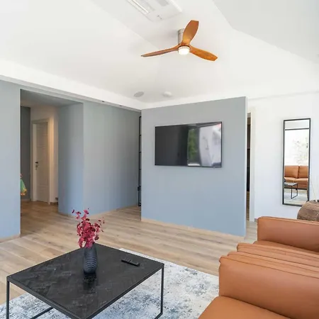 Royale - One Bedroom With Sea View